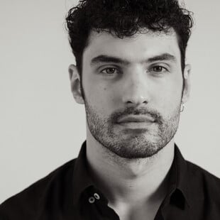 Ο Δημήτρης Τσικλής διαβάζει το ποιήμα «Πολλοί αυτοί» του Έντουαρντ Ασάντοφ