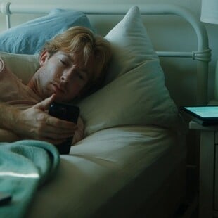 See Saw: Μια αιχμηρή, σκοτεινή κωμωδία θίγει τα ζητήματα της ιδιωτικής ζωής και της θέασης