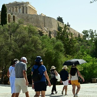 Καύσωνας: Καμίνι η χώρα, όλα τα μέτρα για σχολεία και εργαζόμενους