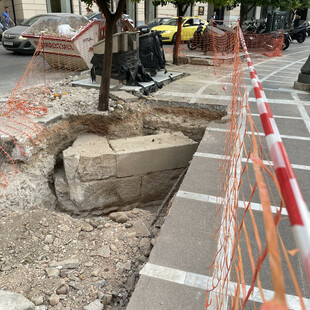Καταστρέφοντας ανέμελα τα Θεμιστόκλεια τείχη. Ο κύριος Δούκας.