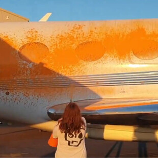 Νέα επίθεση ακτιβιστών -Έριξαν μπογιά στο ιδιωτικό τζετ της Τέιλορ Σουίφτ