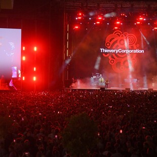 Οι Thievery Corporation μεταμόρφωσαν την Πλατεία Νερού σε πολυπολιτισμικό dancefloor