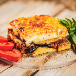 Σαντορίνη: Το εξωφρενικό ποσό που πλήρωσε τουρίστρια για μια μερίδα μουσακά 