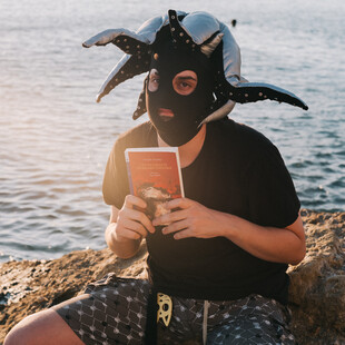 10 βιβλιοφάγοι της Gen Z προτείνουν τα βιβλία του καλοκαιριού!