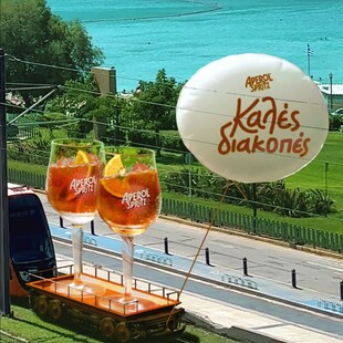 Τι κάνουν δύο τεράστια ποτήρια Aperol στην Αθηναϊκή Ριβιέρα; 