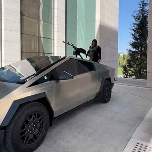O Τσετσένος Καντίροφ ποζάρει με Tesla που το μετέτρεψε σε άρμα μάχης 