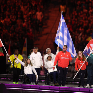 Παραολυμπιακοί Αγώνες: Σταματοπούλου και Τσαπατάκης μπαίνουν με την ελληνική σημαία στο Stade de France