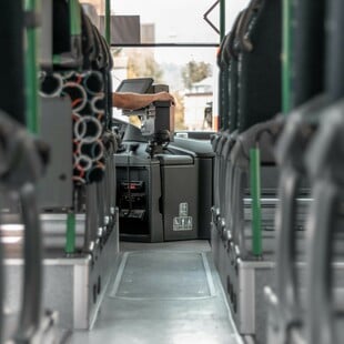 Οδηγός ΚΤΕΛ παίζει με το κινητό και στρίβει τσιγάρο την ώρα που οδηγεί