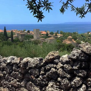 «Στη Δυτική Μάνη με έφερε η επιθυμία να ζήσω στο χωριό και να ζωγραφίζω όλη μέρα»