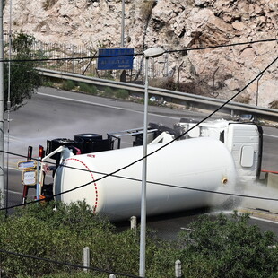 Ανατροπή βυτιοφόρου στη Λεωφόρο Σχιστού - Διακόπηκε η κυκλοφορία