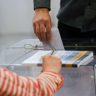 Prorata: Δημοσκοπική άνοδος στα δεξιότερα της ΝΔ