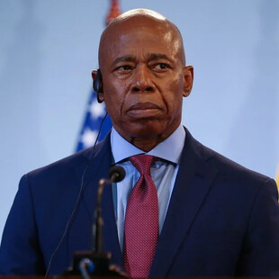 Πώς ο Έρικ Άνταμς έγινε ο πρώτος δήμαρχος της Νέας Υόρκης στον οποίο απαγγέλθηκαν κατηγορίες