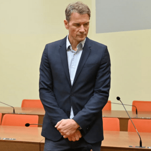 Ο Γενς Λέμαν διέλυσε το γκαράζ του γείτονά του με αλυσοπρίονο
