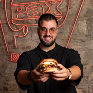 ΠΑΞΜΑΝ @ PAX Burgers: To νέο smashed burger του Σταύρου Βαρθαλίτη θα σε κάνει να το ζητάς ξανά και ξανά