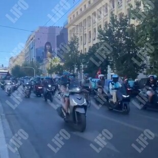 Mοτοπορεία διανομέων στο κέντρο της Αθήνας