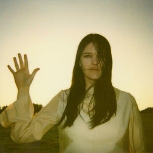 Distant Call: Συγκινητικές μπαλάντες μπαρόκ ποπ ευαισθησίας 