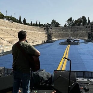 Η πρόβα του Σωκράτη Μάλαμα για τη συναυλία στο Καλλιμάρμαρο απόψε