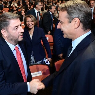 Θερμή χειραψία Μητσοτακη - Ανδρουλακη στη μελική συνέλευση του ΣΕΒ