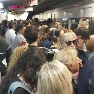 Μετρό «Σύνταγμα»: Ο συνωστισμός οφείλεται σε βλάβες σε δύο συρμούς, λέει η ΣΤΑΣΥ