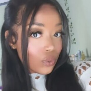 Νιου Τζέρσεϊ: Συνελήφθη η TikToker που έσκισε ελληνικές σημαίες έξω από γυράδικο - Νόμιζε πως είναι του Ισραήλ