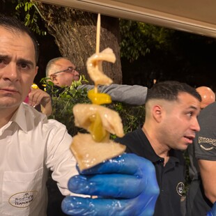 «Ομορφαίνει δεν παχαίνει»: Σουβλάκι με πατσά και χούμους στην Θεσσαλονίκη