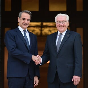 Μητσοτάκης σε Σταϊνμάιερ για γερμανικές αποζημιώσεις: Τα ζητήματα αυτά είναι ακόμα πολύ «ζωντανά»