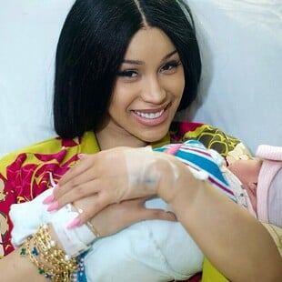 Cardi B: Τα βραχιόλια με τα ονόματα των παιδιών της και οι εικασίες για το τρίτο της παιδί 