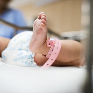 Τα πρόωρα νεογνά έχουν χαμηλότερο μορφωτικό επίπεδο και εισόδημα ως ενήλικες, δείχνει έρευνα