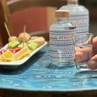 Μια νέα τσικουδιά κλείνει την παράδοση της Κρήτης σε ένα μπουκάλι 