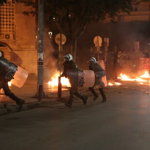 Θεσσαλονίκη: Μολότοφ κατά ΜΑΤ στο τουρκικό προξενείο