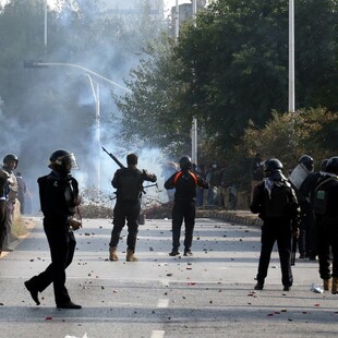 Τι συμβαίνει στο Πακιστάν: 6 νεκροί, μπλακ άουτ στο διαδίκτυο και βίαια επεισόδια στο Ισλαμαμπάντ