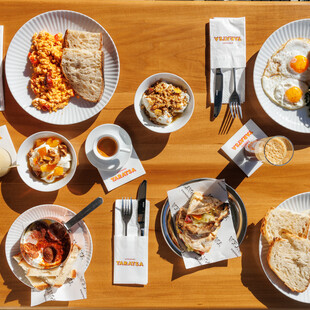 Διαλεχτό ελληνολεβαντίνικο πρωινό στην Αθηναϊκή Ταράτσα