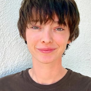 Oppenheimer: Η Emma Dumont έκανε coming out ως τρανς και non binary άτομο