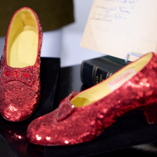 Μάγος του Οζ: Τα ρουμπινί γοβάκια της Τζούντι Γκάρλαντ πωλήθηκαν 28 εκατ. δολάρια