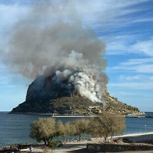 Υπό μερικό έλεγχο η φωτιά στη Μονεμβασιά