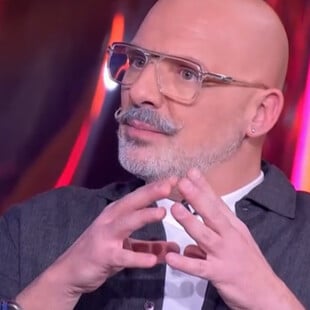 Νίκος Μουτσινάς: «Η πρώτη μου φορά δεν ευδοκίμησε, ήταν με κοπέλα»