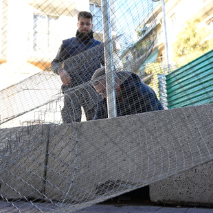Εξάρχεια: Οι κάτοικοι κέρδισαν τρίτο δικαστήριο - Απομακρύνονται κι άλλες λαμαρίνες