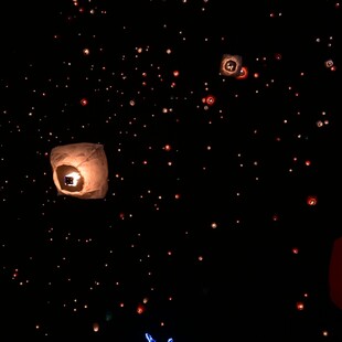 Γέμισε με τα φαναράκια των ευχών ο αθηναϊκός ουρανός