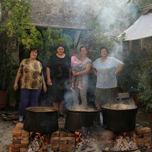 Η ζωή και τα ήθη ενός λεσβιακού χωριού μέσα από το φαγητό 