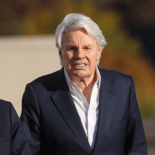 Μάικ Τζέφρις: Ο πρώην CEO της Abercrombie & Fitch έχει άνοια, λένε οι δικηγόροι του