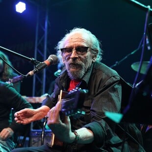 Όταν ο Πουλικάκος τραγούδησε το «Υπάρχω» του Καζαντζίδη αλά ροκ