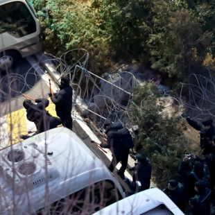 Νότια Κορέα: Οι αστυνομικοί σκαρφάλωσαν σε τοίχους με συρματοπλέγματα για να συλλάβουν τον έκπτωτο πρόεδρο 