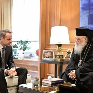 Συνάντηση Μητσοτάκη - Ιερώνυμου στο Μαξίμου: Οι σχέσεις Πολιτείας - Εκκλησίας στο επίκεντρο