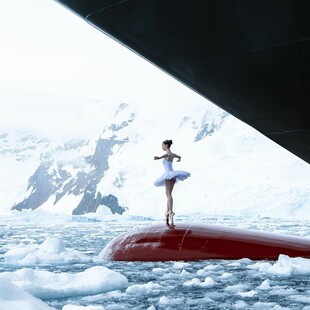 Μπαλαρίνα χορεύει στη «μπάλα» πλοίου μέσα στους πάγους της Ανταρκτικής - και δεν είναι AI