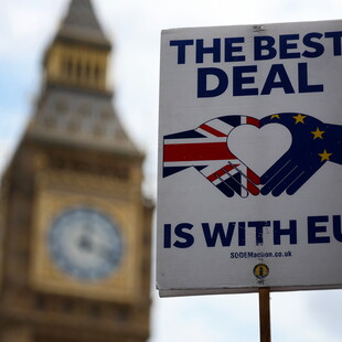 Πέντε χρόνια μετά το Brexit, eπιστροφή στην ΕΕ θέλουν οι Βρετανοί