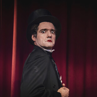 «Βαρόνος “Φ”»: Ένας καταχρεωμένος «ευγενής» σε μια τρελή κωμωδία εξαπάτησης