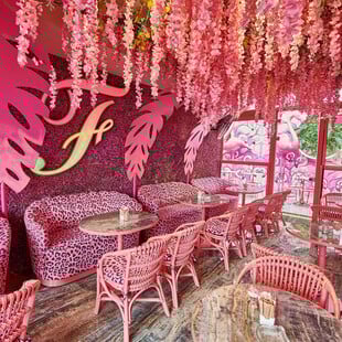 Γιατί έχει γεμίσει το κέντρο της Αθήνας ψεύτικα λουλούδια; 