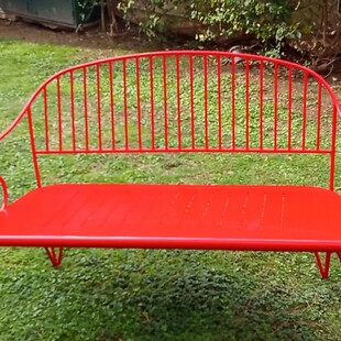 Κόκκινο παγκάκι: Η πρωτοβουλία ενάντια στη βία κατά των γυναικών που εγκαινιάσθηκε στην ιταλική πρεσβεία