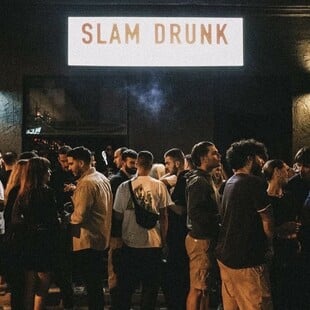 Slam Drunk: Το Hotspot του Χαλανδρίου που Μας Επιστρέφει στα 90s & 00s