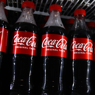 Η Coca-Cola προαναγγέλλει χρήση περισσότερου πλαστικού, λόγω των δασμών του Τραμπ 